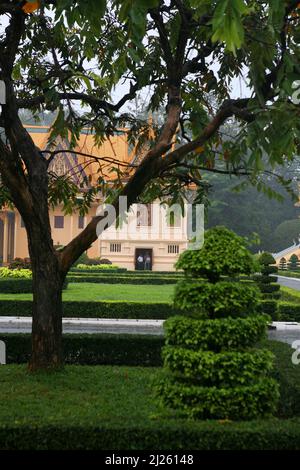 Hor Samrith Vimean (Bronze Palace) und Preah erreichen die Büros von Damnak Chan darüber hinaus; Royal Palace, Phnom Penh, Kambodscha Stockfoto