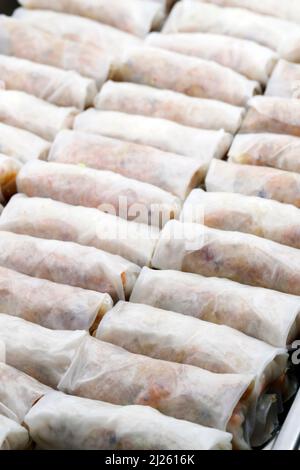 Asiatische Küche. Authentische Vietnamesische Frühlingsrollen (Nem Ran Hay Cha Gio). Stockfoto