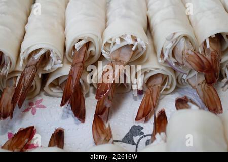 Asiatische Küche. Authentische vietnamesische Frühlingsrollen mit Garnelen. (Nem). Stockfoto