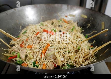Asiatische Küche. Gebratene Nudeln mit Gemüse und Huhn. Stockfoto