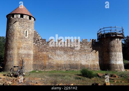 Burg Guedelon, mittelalterliche Stätte. Bau einer Burg, mit den Techniken und Materialien, die im Mittelalter verwendet wurden. Stockfoto