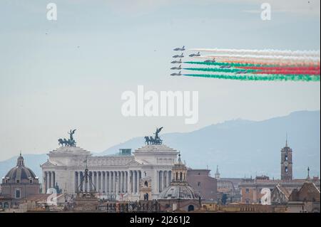 Die Kunstflugeinheit Frecce Tricolori der italienischen Luftwaffe fliegt am 2. Juni 2021 über Rom zum Tag der Republik. Stockfoto