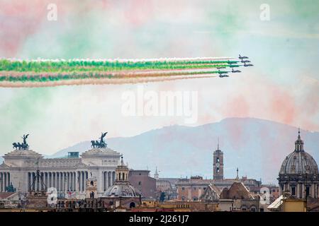 Die Kunstflugeinheit Frecce Tricolori der italienischen Luftwaffe fliegt am 2. Juni 2021 über Rom zum Tag der Republik. Stockfoto