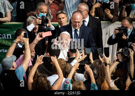 Papst Franziskus trifft sich am Ende einer begrenzten öffentlichen Audienz im Innenhof von San Damaso im Vatikan mit Gläubigen. Stockfoto