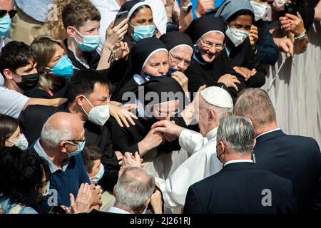 Papst Franziskus trifft sich am Ende einer begrenzten öffentlichen Audienz im Innenhof von San Damaso im Vatikan mit Gläubigen. Stockfoto