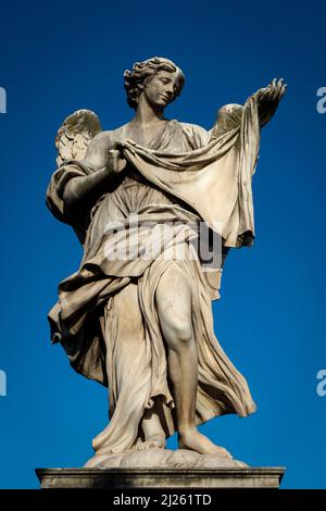 Engel mit der Statue des Sudariums (Veronica's Veil) auf der Sant'Angelo Brücke, Rom, Italien Stockfoto