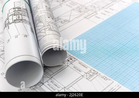 Technisches Zeichnen mit Millimeterpapier und Zeichenwerkzeugen. Mathematik und Ingenieurwesen Stockfoto