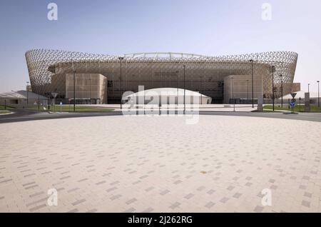 Doha, Katar. 29. März 2022. Außenaufnahme des Ahmad bin Ali Stadions während einer Medientour. Doha wird am 31. März den FIFA-Kongress und am 1. April die Auslosung der WM 2022 in Katar ausrichten. Quelle: Christian Charisius/dpa/Alamy Live News Stockfoto