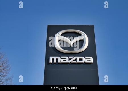 Mazda Schild gegen blauen Himmel im Freien Stockfoto