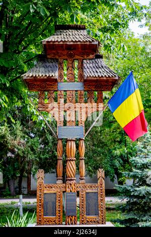 Kirche Kruzifix und Flagge in Soroca, Moldawien Stockfoto