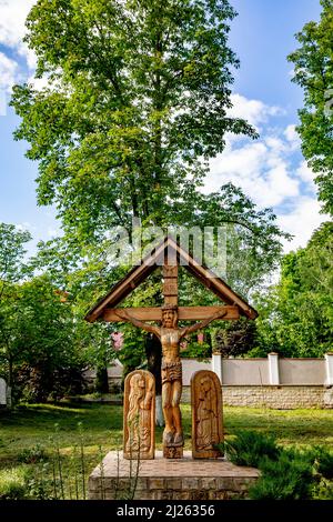 Kruzifix und Schnitzereien der Kirche in Soroca, Moldawien Stockfoto