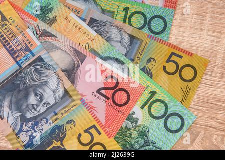 Bunte australische Dollar-Banknoten aus nächster Nähe auf dem Tisch Stockfoto