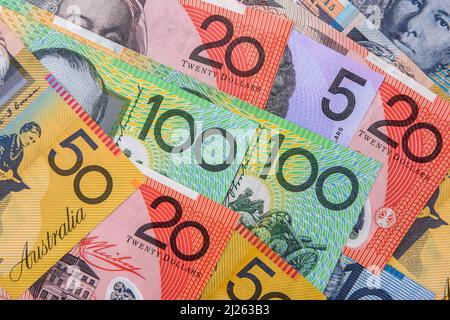 Bunte australische Dollar-Banknoten aus nächster Nähe auf dem Tisch Stockfoto
