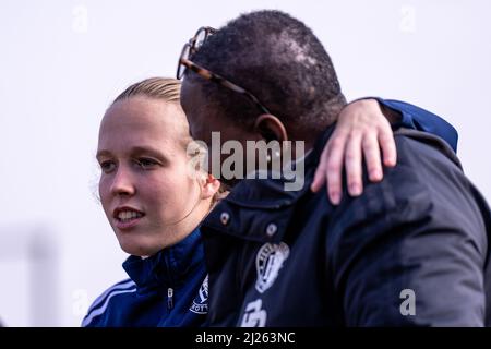 Rotterdam - (l-r) Manique de Vette von Feyenoord, Jonara Bernardina von Feyenoord während der Trainingseinheit in Nieuw Varkenoord am 29. März 2022 in Rotterdam, Niederlande. (Box-to-Box-Bilder/Yannick Verhoeven) Stockfoto