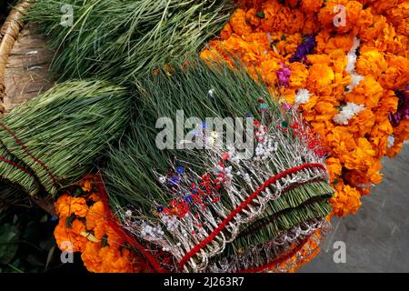 Blumengirlanden, die als Tempelopfer verwendet werden. Hinduistische Zeremonie. Stockfoto