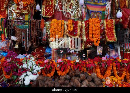 Blumengirlanden, die als Tempelopfer verwendet werden. Hinduistische Zeremonie. Stockfoto