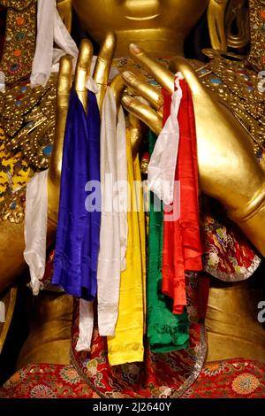 Goldener Sakyamuni Buddha in einem Kreuzgang Gebetsraum. Stockfoto