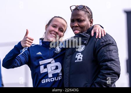 Rotterdam - (l-r) Manique de Vette von Feyenoord, Jonara Bernardina von Feyenoord während der Trainingseinheit in Nieuw Varkenoord am 29. März 2022 in Rotterdam, Niederlande. (Box-to-Box-Bilder/Yannick Verhoeven) Stockfoto