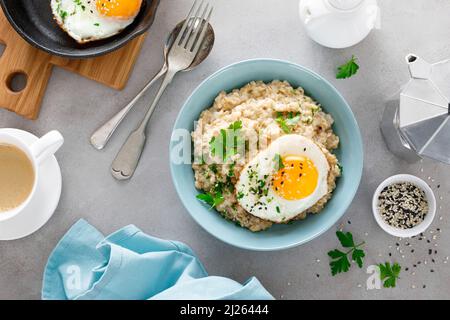 Herzhafte Haferflocken mit Spiegeleiern zur Sonnenseite zum Frühstück Stockfoto