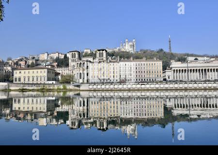 Prachtvoller Kai von saone mit der Basilika Notre Dame de Fourviere, der Kathedrale Saint Jean und dem Appellationsgericht, die sich im Fluss spiegeln Stockfoto