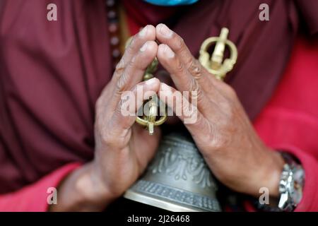 Kloster Pema Osel Ling. Buddhistischer Mönch in einem Lama-Kleid. Der Mönch hält die rituellen Attribute Buddhismus, Rosenkranz, Vajra, Glocke. Stockfoto