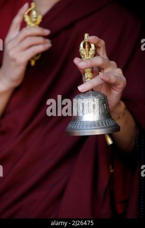 Kloster Pema Osel Ling. Buddhistischer Mönch in einem Lama-Kleid. Der Mönch hält die rituellen Attribute Buddhismus, Rosenkranz, Vajra, Glocke. Stockfoto