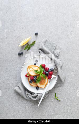 Pfannkuchen mit frischer Heidelbeere und Himbeere zum gesunden vegetarischen Frühstück Stockfoto