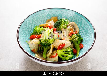 Hähnchen unter Rühren mit Gemüse und Pilzen braten Stockfoto