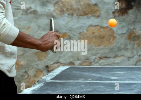 Tischtennis-Spiel. Rehabilitationszentrum für Straßenkinder. Stockfoto