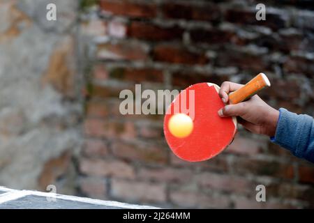 Tischtennis-Spiel. Rehabilitationszentrum für Straßenkinder. Stockfoto