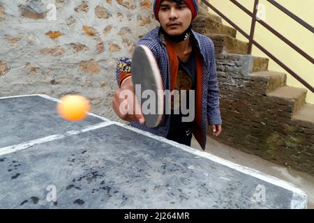 Tischtennis-Spiel. Rehabilitationszentrum für Straßenkinder. Stockfoto