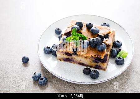 Blaubeer- und Birnenkuchen mit frischen Beeren Stockfoto