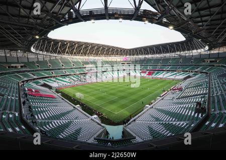 Doha, Katar. 29. März 2022. Blick auf das Education City Stadium im Stadtteil Al Rayyan während eines FIFA-Freundschaftsspiel zwischen Kroatien und Bulgarien. Doha wird am 31. März den FIFA-Kongress und am 1. April die Auslosung der WM 2022 in Katar ausrichten. Quelle: Christian Charisius/dpa/Alamy Live News Stockfoto