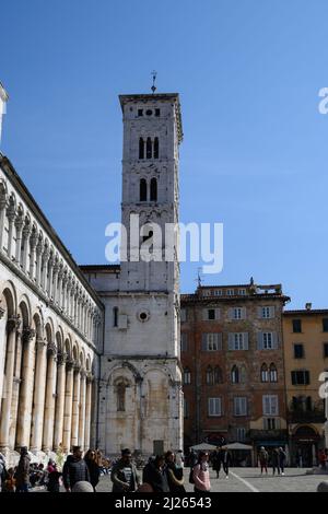 Lucca-März 2022-Italien St. Michael römisch-katholische Kirche auf der Piazza San Michele Platz im historischen Zentrum der alten mittelalterlichen Stadt Lucca mit klaren blauen s Stockfoto