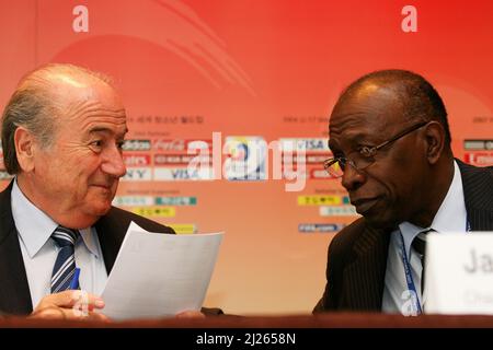 Sep 8, 2007-Seoul, Südkorea-Soccer Executive Jack Warner, Präsident von CONCACAF und Vizepräsident der FIFA, nimmt an einer Pressekonferenz in einem Hotel in Seoul Teil, in diesem Filebild, das am 8. September 2007 aufgenommen wurde. Die FIFA wird eine Untersuchung wegen eines möglichen Verstoßes gegen ihren Ethikkodex durch den Präsidentschaftskandidaten Mohamed bin Hammam und das Vorstandsmitglied Jack Warner einleiten, berichtete Reuters am 25. Mai 2011. Stockfoto