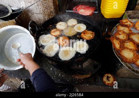 Traditionelles nepalesisches Restaurant. Gebratenes Sel Roti, das traditionelle Frühstück für nepalesen. Stockfoto