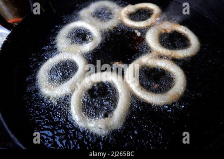 Traditionelles nepalesisches Restaurant. Gebratenes Sel Roti, das traditionelle Frühstück für nepalesen. Stockfoto