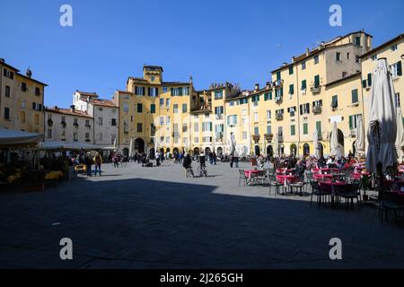 Lucca-März 2022-Italien der charakteristische Platz des Amphitheaters im historischen Zentrum der Altstadt. Stockfoto