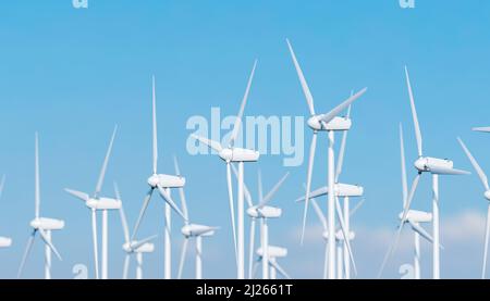 Nahaufnahme von Windenergieanlagen mit klarem Himmel. Konzept der erneuerbaren Energien und des Klimawandels. 3D Rendern Stockfoto