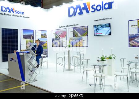 Stand von DAH Solar, dem Hersteller von intelligenten PV-Modulen. CISOLAR-Ausstellung. 21. Oktober 2021. Kiew, Ukraine Stockfoto