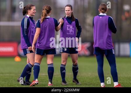 Rotterdam - (l-r) Isa Kagenaar von Feyenoord Vrouwen 1, Lynn Groenewegen von Feyenoord Vrouwen 1, Juli Schneijderberg von Feyenoord Vrouwen 1 während der Trainingseinheit in Nieuw Varkenoord am 29. März 2022 in Rotterdam, Niederlande. (Box-to-Box-Bilder/Yannick Verhoeven) Stockfoto