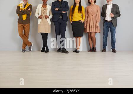 Eine Gruppe von verschiedenen Männern und Frauen, die im Büro elegante Freizeitkleidung tragen Stockfoto