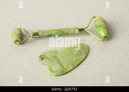 Gua Sha Scraping Massagewerkzeuge. Gesicht Schönheit und Hautgesundheit Konzept. Instrumente zur Akupunkturtherapie, Triggerpunktbehandlung. Hochwertige Fotos Stockfoto