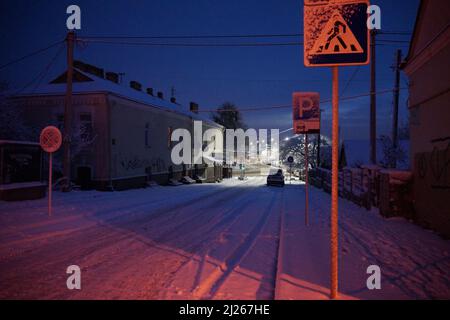 Verschneite Winterstadt in der Nacht. Stockfoto