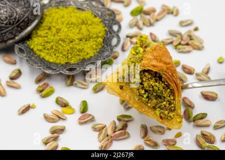 Pistazien-Baklava auf weißem Hintergrund. Traditionelle türkische Küche Delikatessen. Lokaler Name fistikli sobiyet baklava Stockfoto