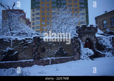 Auto unter dem Schnee in der Stadt Stockfoto