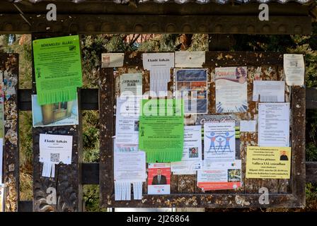 Traditionelle Tafel in mehreren fixierten Mitteilungen in lenti Stadtzentrum zala County ungarn abgedeckt Stockfoto