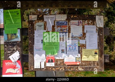 Traditionelle Tafel in mehreren fixierten Mitteilungen in lenti Stadtzentrum zala County ungarn abgedeckt Stockfoto