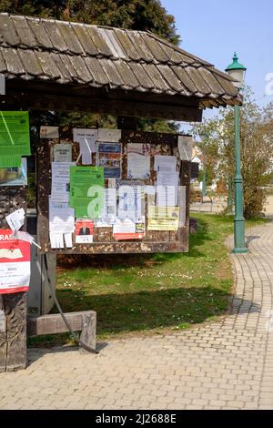 Traditionelle Tafel in mehreren fixierten Mitteilungen in lenti Stadtzentrum zala County ungarn abgedeckt Stockfoto