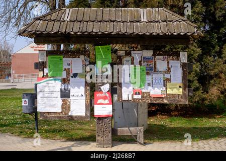 Traditionelle Tafel in mehreren fixierten Mitteilungen in lenti Stadtzentrum zala County ungarn abgedeckt Stockfoto